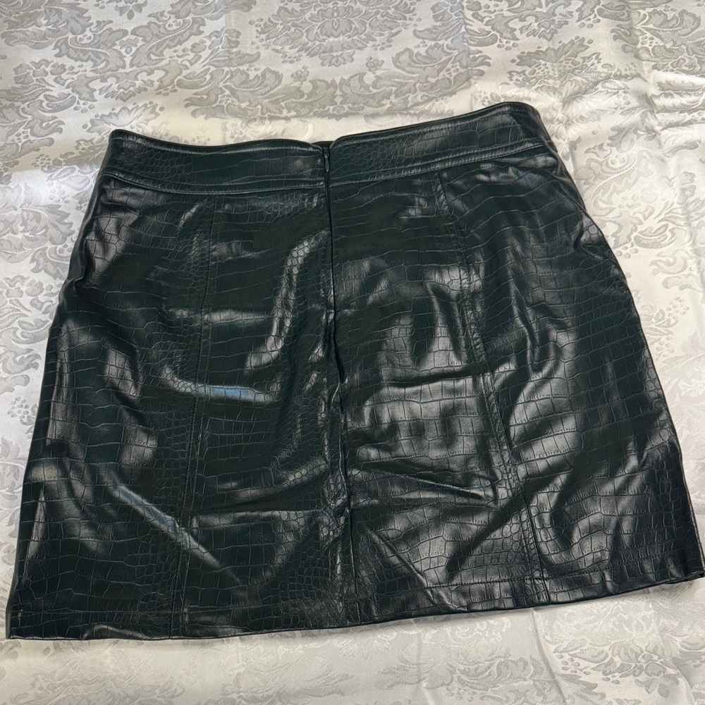 House of Harlow 1960 Dark Green Faux Leather Mini Skirt size 6 - Picture 4 of 5